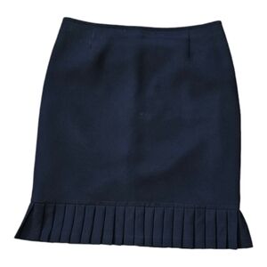 Black skirt with pleats at thr bottom
